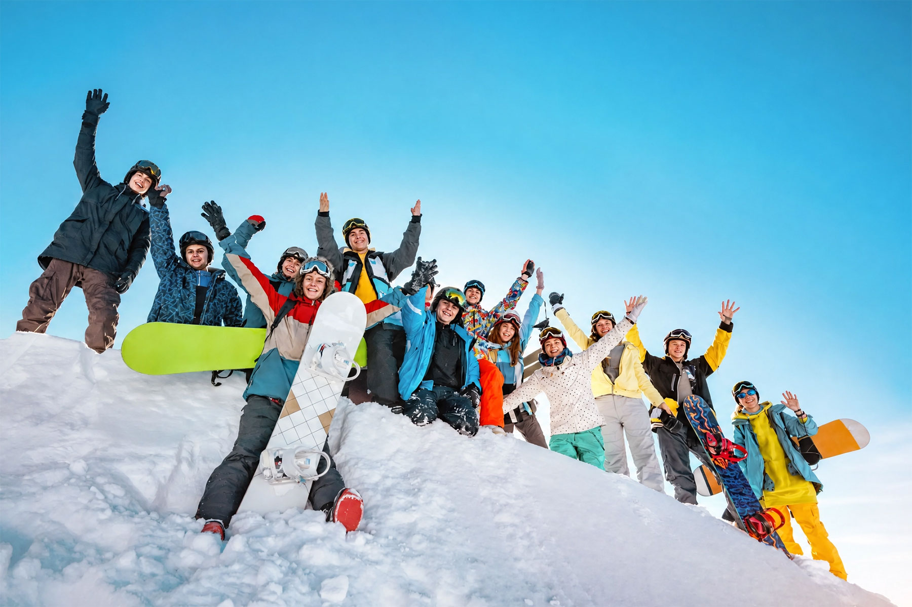 Groupe d’élèves profitant d’une journée de ski et de planche à neige lors d’un voyage scolaire organisé.